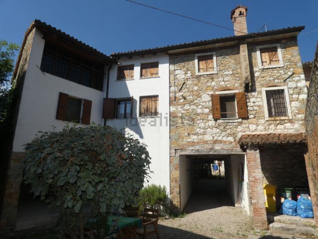 Rustici e casali in vendita di 240 m² in Località Fratta