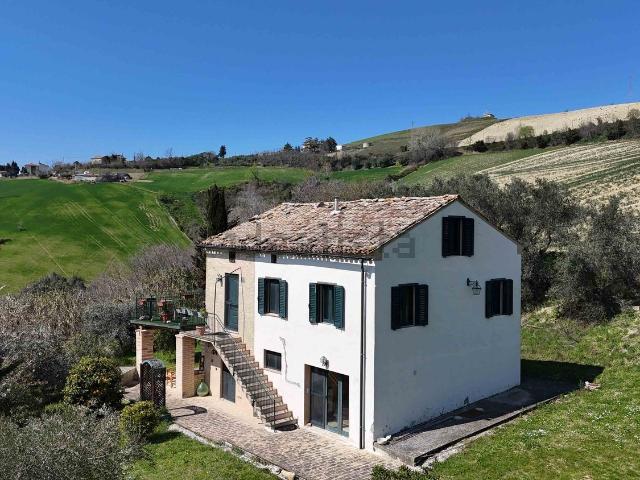 Rustici e casali in vendita di 240 m² in Via Montevarmine