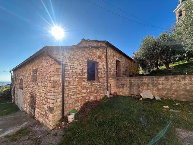 Rustici e casali in vendita di 240 m² in Via del Poggio