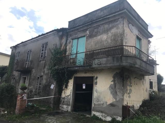 Rustici e casali in vendita di 240 m² in Via Francesco Brighindi