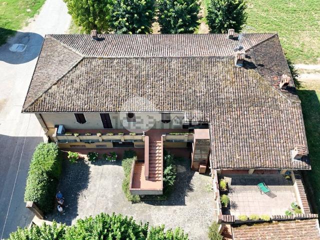 Rustici e casali in vendita di 240 m² in Via G. Bonomelli, 1