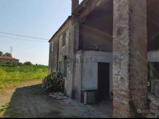 Rustici e casali in vendita di 240 m² in Via Primo Maggio