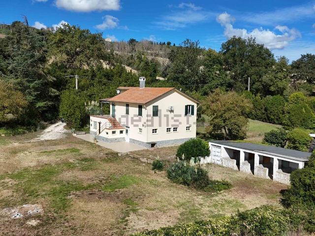 Rustici e casali in vendita di 240 m² in Via Roma
