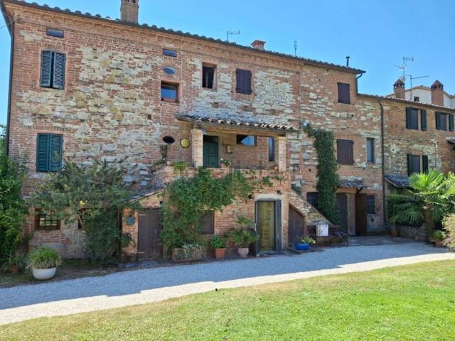 Rustici e casali in vendita di 240 m² in Via Romagna