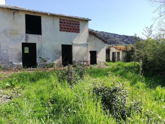 Rustici e casali in vendita di 240 m² in Via Sarzanese