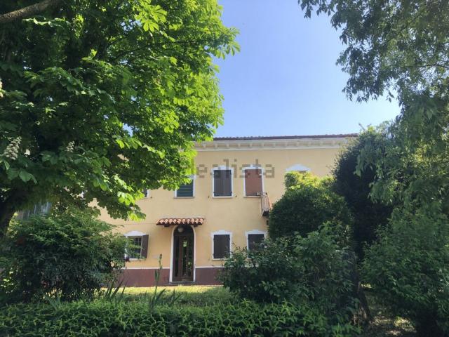 Rustici e casali in vendita di 240 m² in Via Vallescura, 36