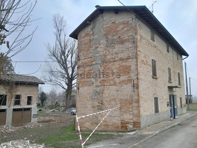 Rustici e casali in vendita di 241 m² in Via Canusina, 11