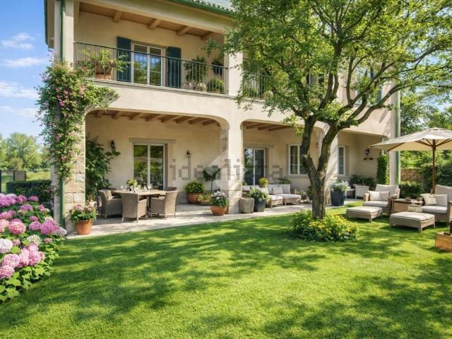 Rustici e casali in vendita di 242 m² in Via Bergamo, 412