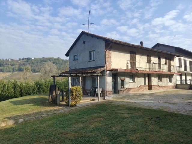 Rustici e casali in vendita di 242 m² in Strada Vaglio Serra, 51