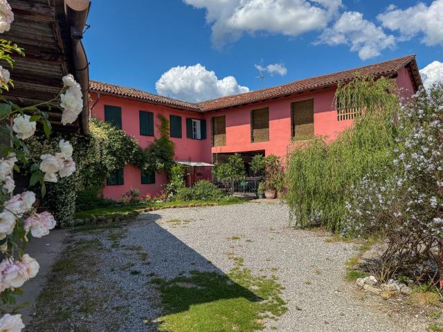 Rustici e casali in vendita di 242 m² in Via Roma, 47
