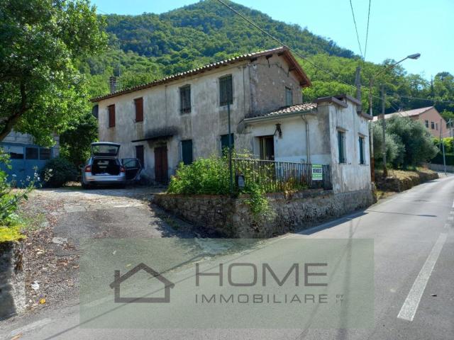 Rustici e casali in vendita di 243 m² in Via San Giorgio