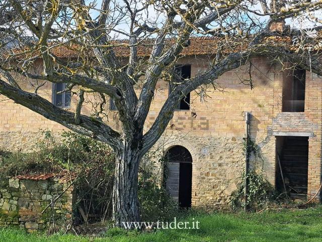 Rustici e casali in vendita di 255 m² in Via Castelbuono