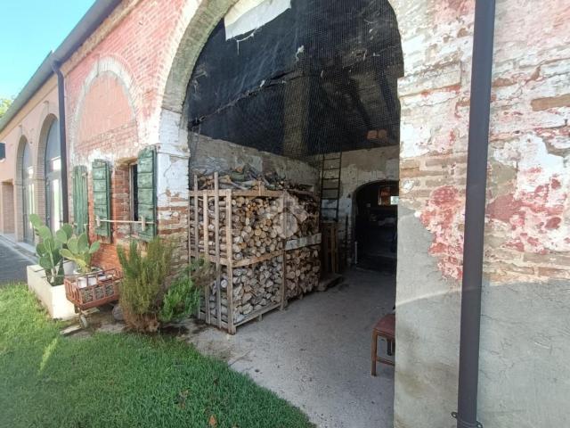 Rustici e casali in vendita di 255 m² in Via Cavin Maggiore, 1