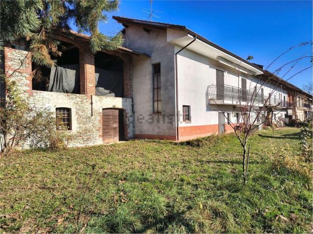 Rustici e casali in vendita di 255 m² in Via Ghiare, 1