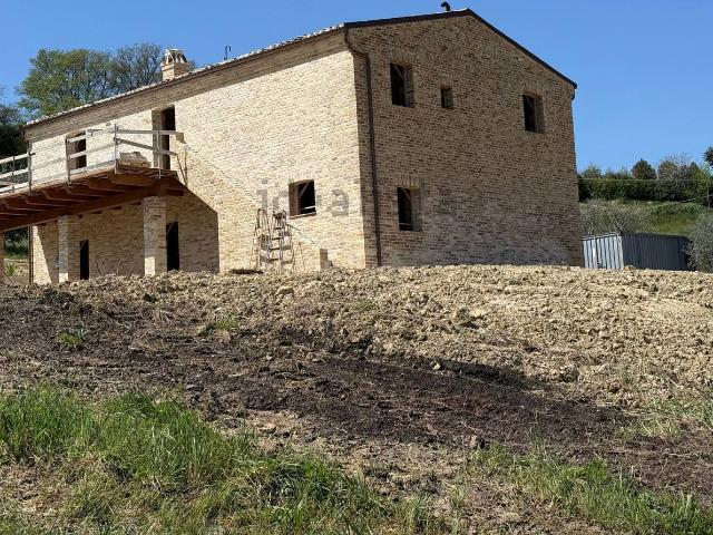 Rustici e casali in vendita di 256 m² in Contrada Collevecchio