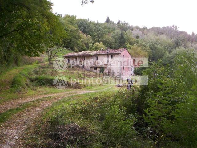 Rustici e casali in vendita di 256 m² in Via Ludovica