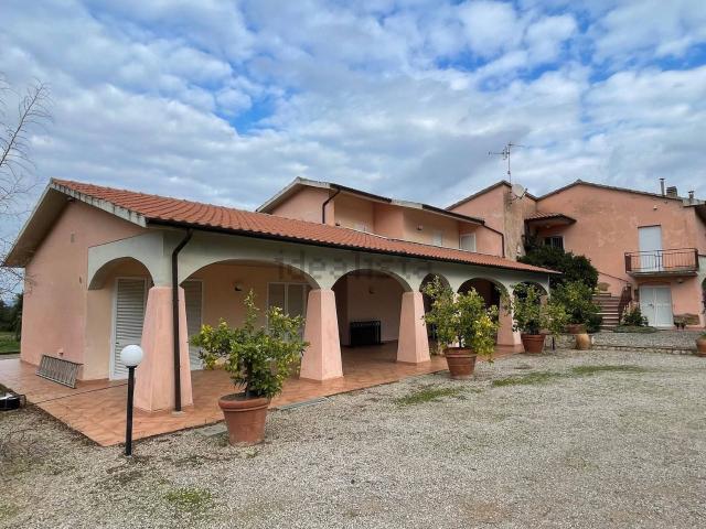 Rustici e casali in vendita di 257 m²