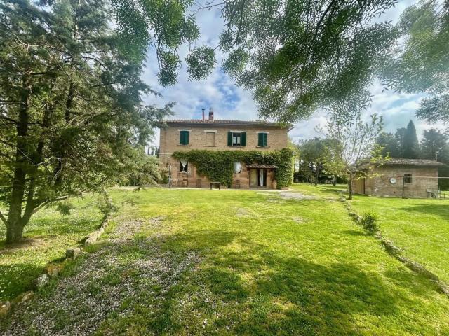 Rustici e casali in vendita di 258 m² in Strada di Leonina, 53041