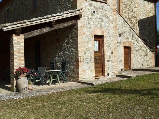 Rustici e casali in vendita di 258 m² in Via San Francesco