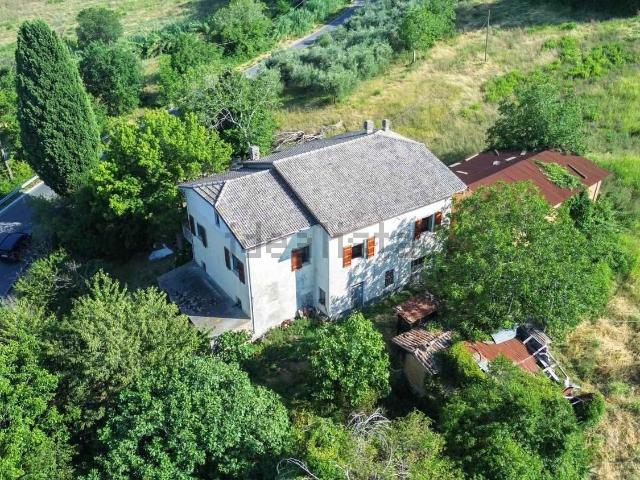 Rustici e casali in vendita di 259 m² in Località Carciole, 51
