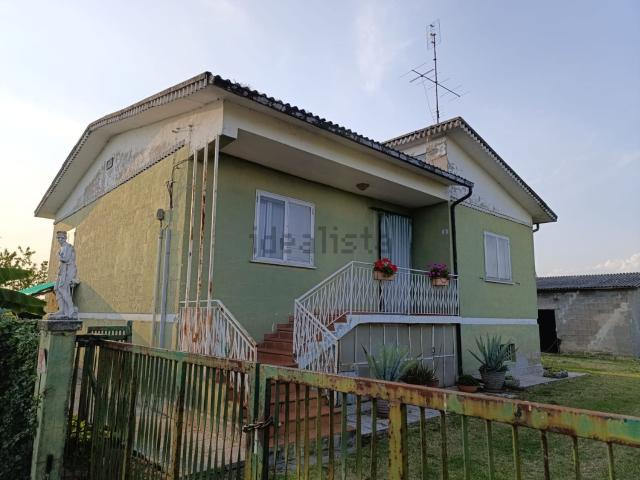 Rustici e casali in vendita di 259 m² in Via Statale