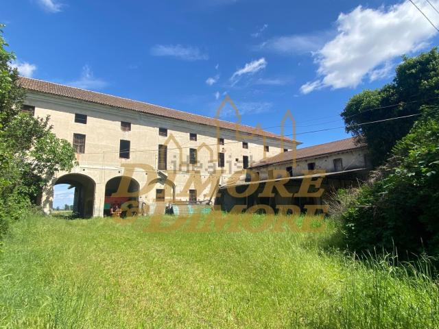Rustici e casali in vendita di 2500 m² in Strada Provinciale 76