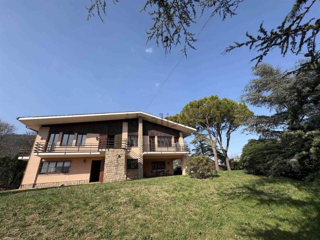 Rustici e casali in vendita di 250 m²