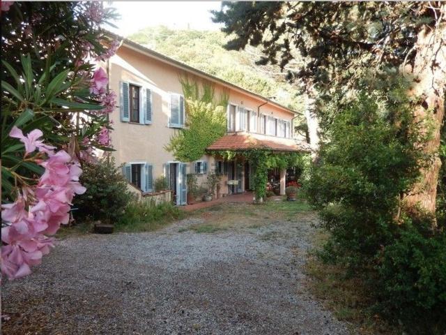 Rustici e casali in vendita di 250 m²