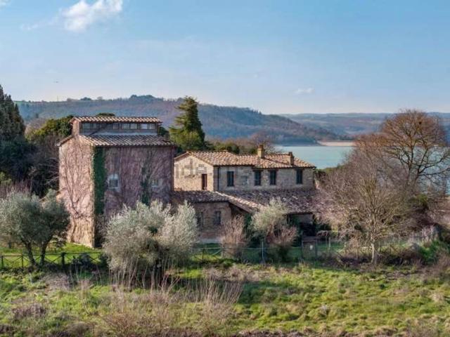 Rustici e casali in vendita di 250 m²