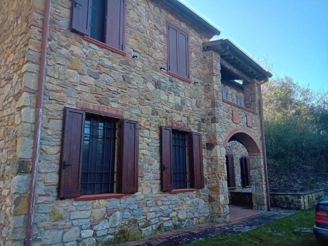 Rustici e casali in vendita di 250 m²