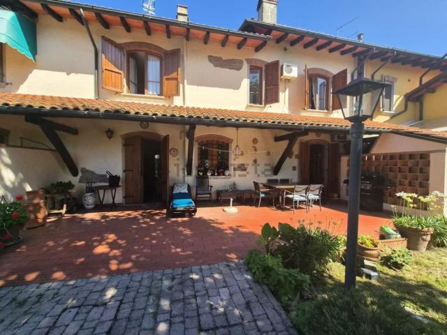 Rustici e casali in vendita di 250 m²