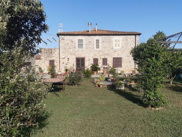 Rustici e casali in vendita di 250 m²