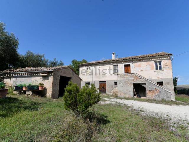Rustici e casali in vendita di 250 m² in Contrada Piangiano