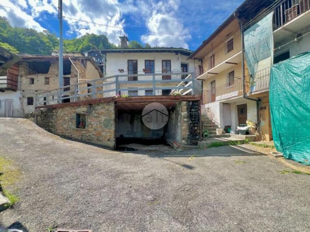 Rustici e casali in vendita di 250 m² in Frazione Andre, 4