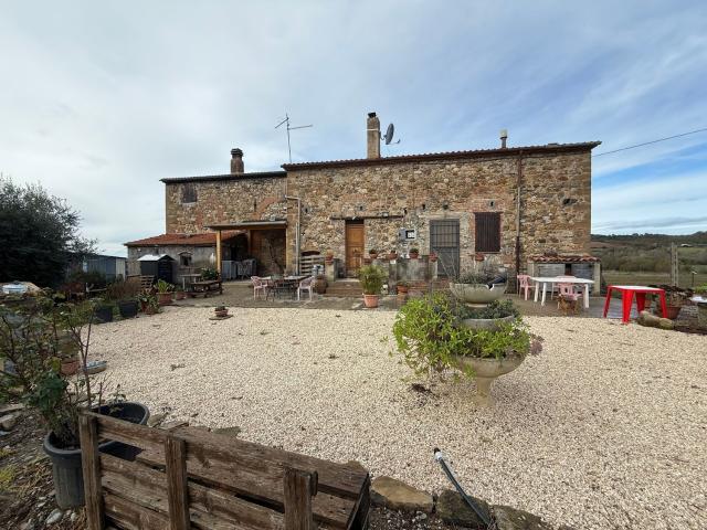Rustici e casali in vendita di 250 m² in Località la Sgrilla