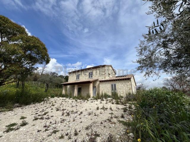 Rustici e casali in vendita di 250 m² in Strada Amelia Giove