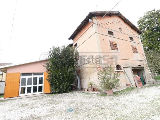 Rustici e casali in vendita di 250 m² in Via Madonna della Pioppa, 23