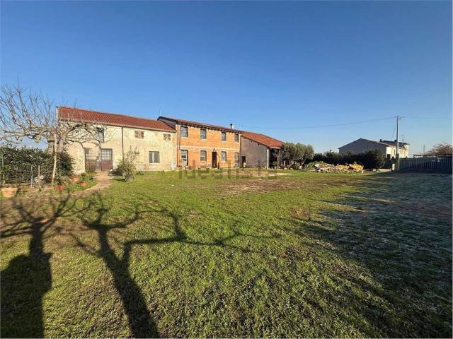 Rustici e casali in vendita di 250 m² in Via Motta