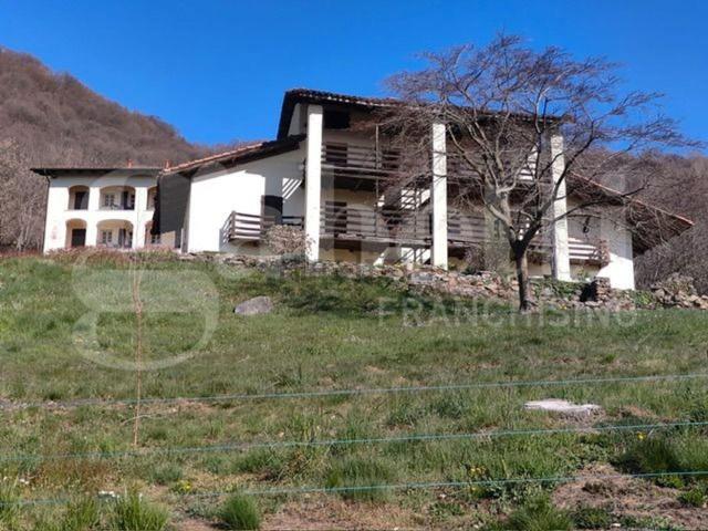 Rustici e casali in vendita di 250 m² in Via Acquadro Robello, 59
