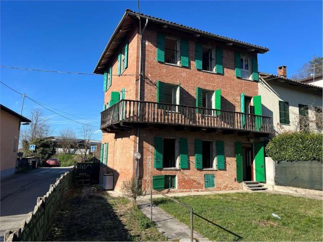 Rustici e casali in vendita di 250 m² in Via Asti, 4