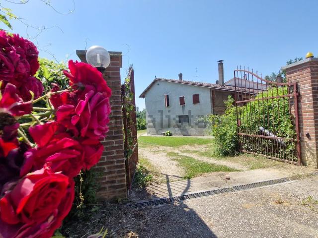 Rustici e casali in vendita di 250 m² in Via Bricco Trombetta