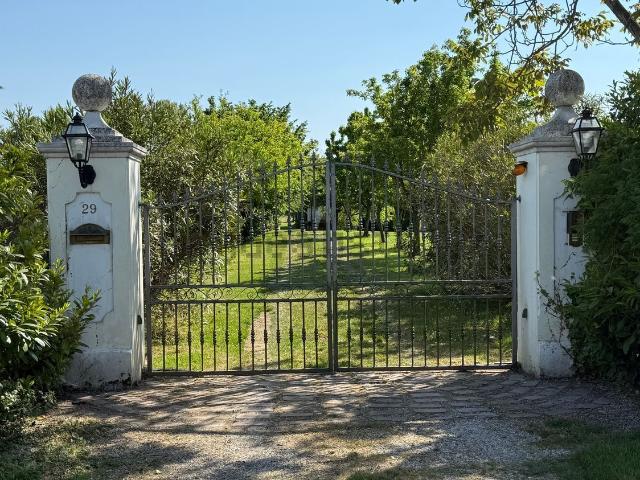 Rustici e casali in vendita di 250 m² in Via Caorliega