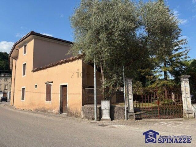 Rustici e casali in vendita di 250 m² in Via Chiesa