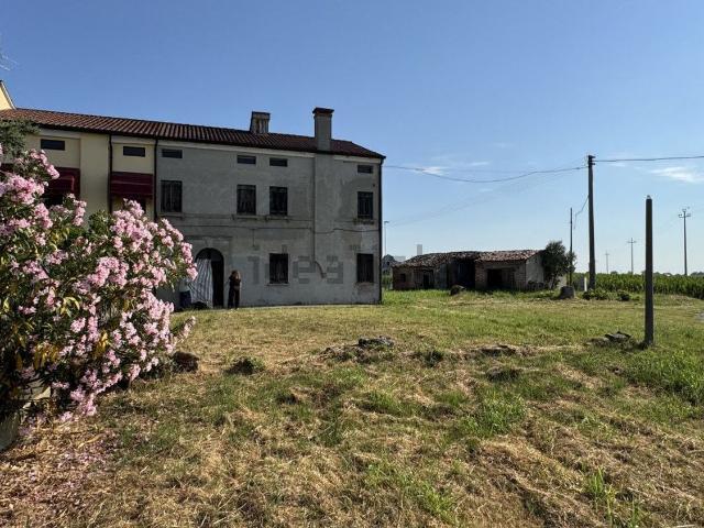 Rustici e casali in vendita di 250 m² in Via Croce, 193