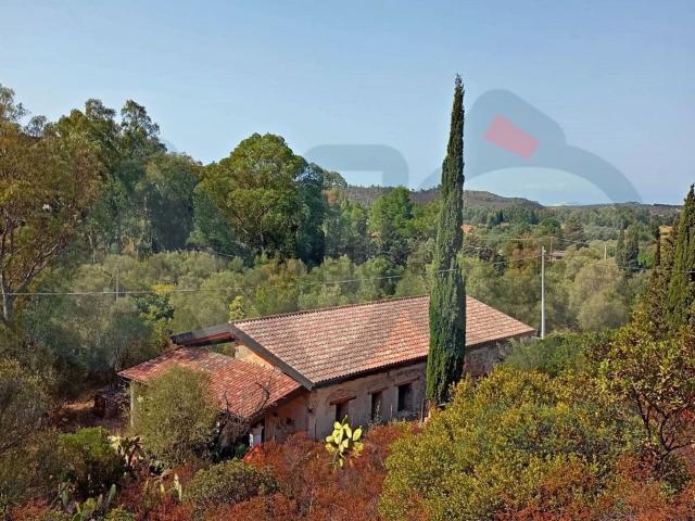 Rustici e casali in vendita di 250 m² in Via delle Donnole, 1
