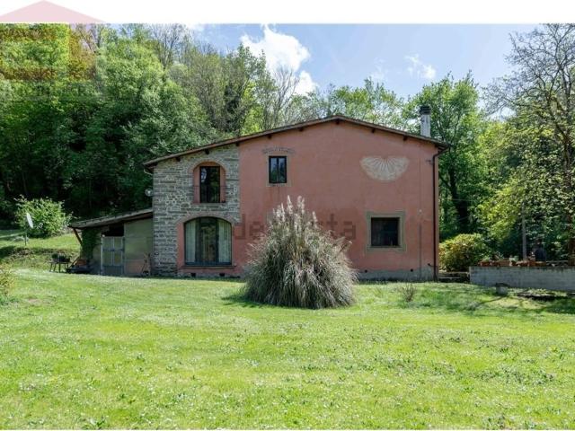 Rustici e casali in vendita di 250 m² in Via di Leccio