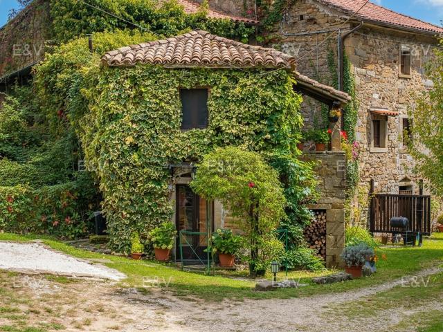 Rustici e casali in vendita di 250 m² in Via Largnano