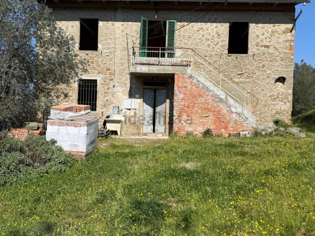 Rustici e casali in vendita di 250 m² in Via Procacci