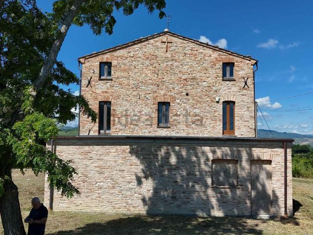 Rustici e casali in vendita di 250 m² in Via Roma