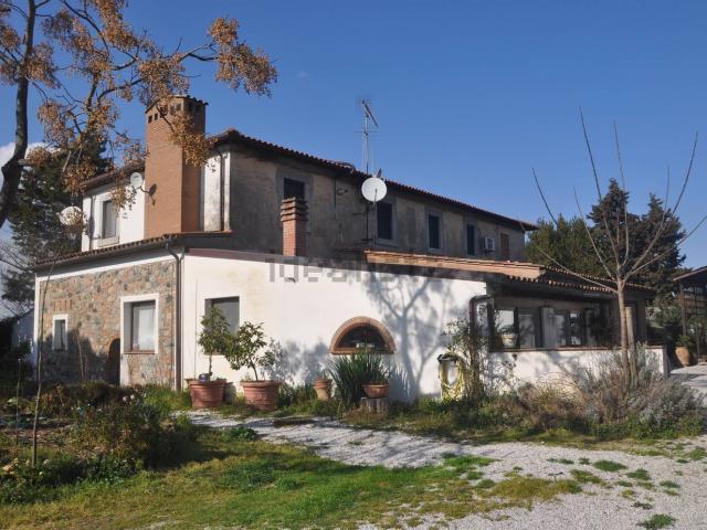 Rustici e casali in vendita di 250 m² in Via Rosignanina